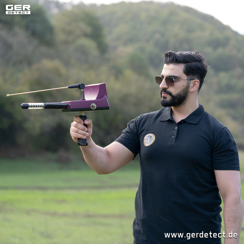 Ger Detect Titan 500 smart metal detector with digital display and ergonomic handle, designed for treasure hunting and metal detection.