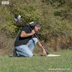 Ger Detect Treasure Way metal detector with adjustable coil and control panel, designed for treasure hunting and metal detection.